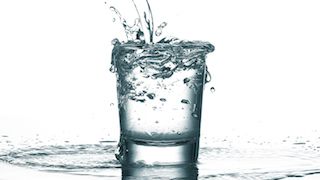 Tips Lunturkan Lemak dengan Diet Air Putih yang Aman