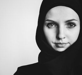 Mengenal 9 Bahan Hijab yang Adem dan Gampang Dibentuk