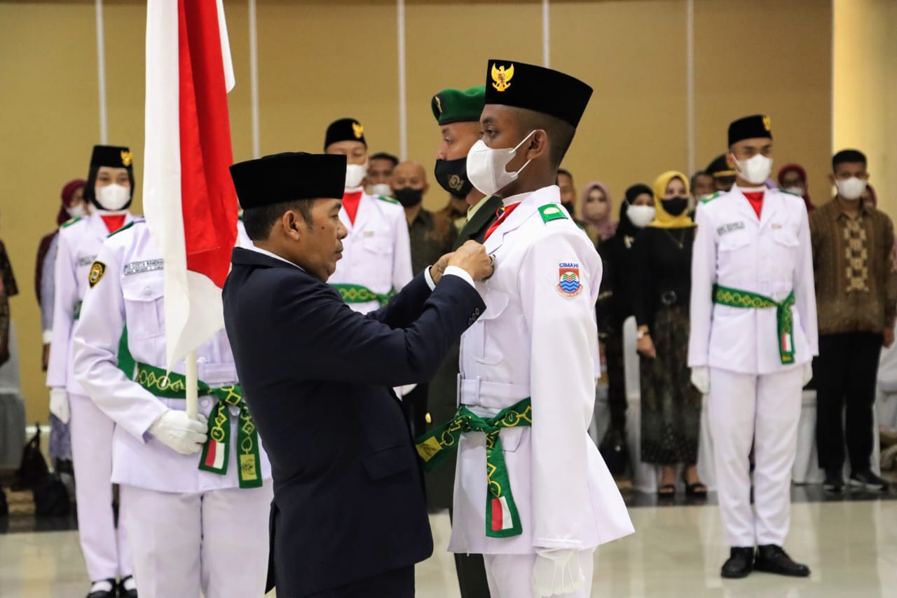 PLT. WALI KOTA CIMAHI KUKUHKAN PASKIBRAKA KOTA CIMAHI