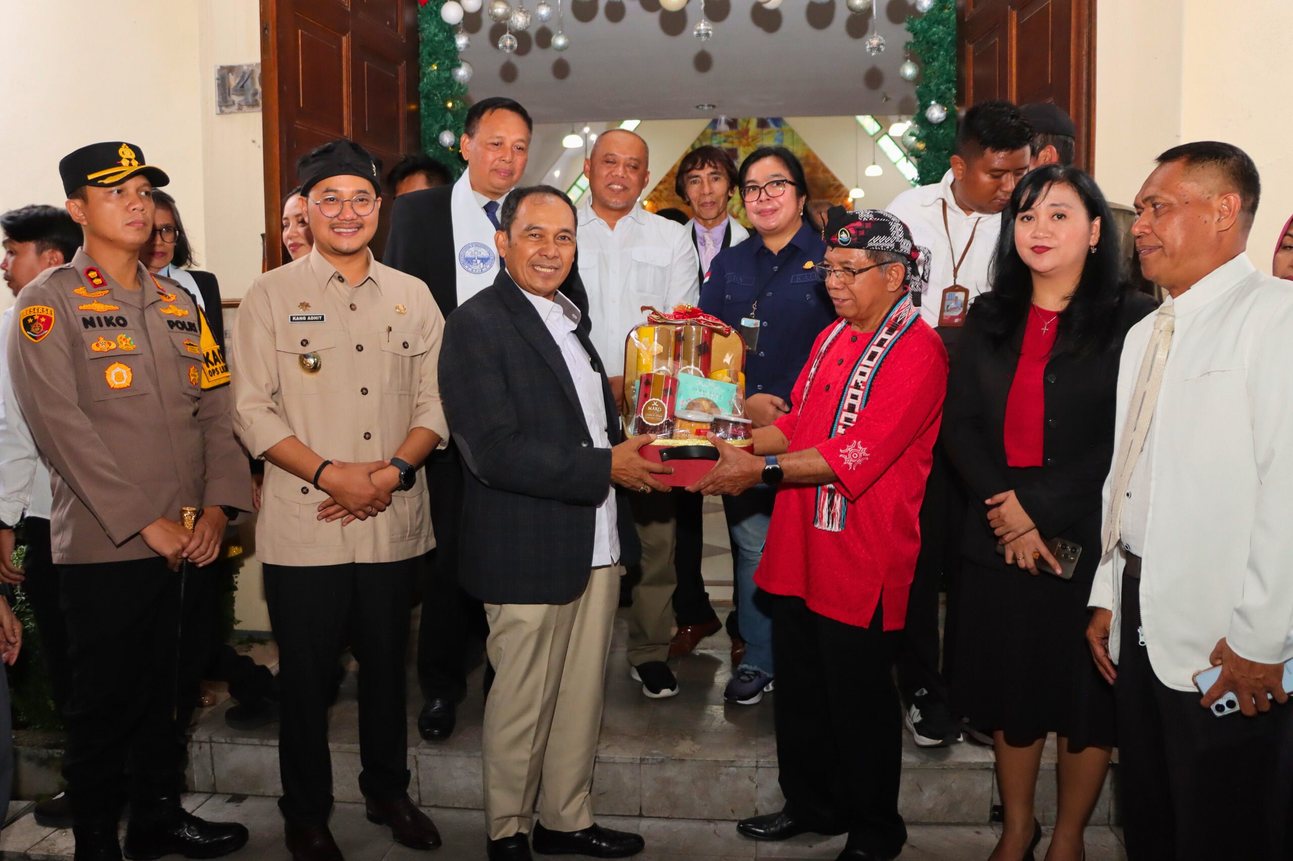 Wali Kota Cimahi Bersama Wakil Wali Kota Cimahi dan Forkopimda Pantau Langsung Malam Natal, Bawa Pesan Aman dan Damai