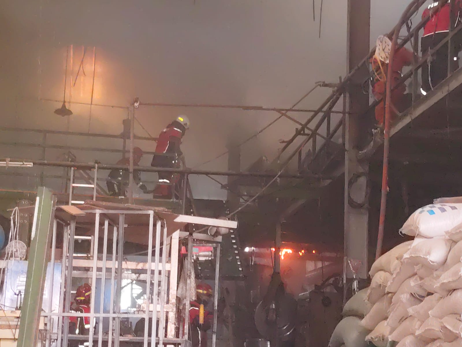 Aksi Heroik Petugas Damkar Kota Cimahi Jinakkan Api yang Membakar Sebuah Pabrik