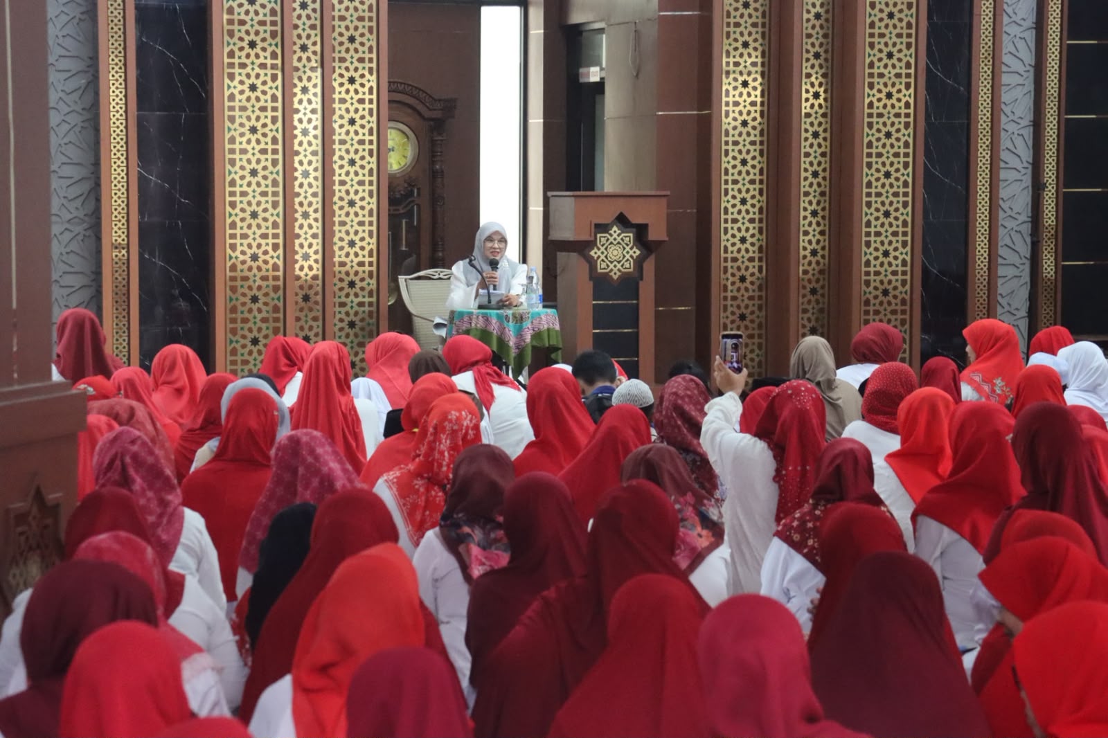 Hijrah Tak Sekadar Seremoni, TP PKK Cimahi Hadirkan Senyum Anak Yatim dan Semangat Lansia
