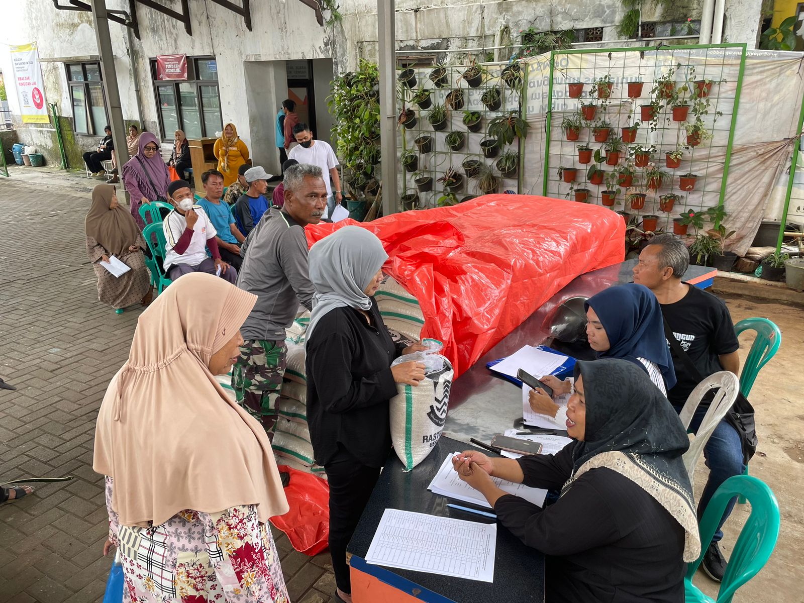 Pemkot Cimahi Salurkan Bantuan Beras Sejahtera Daerah Untuk 1500 KPM