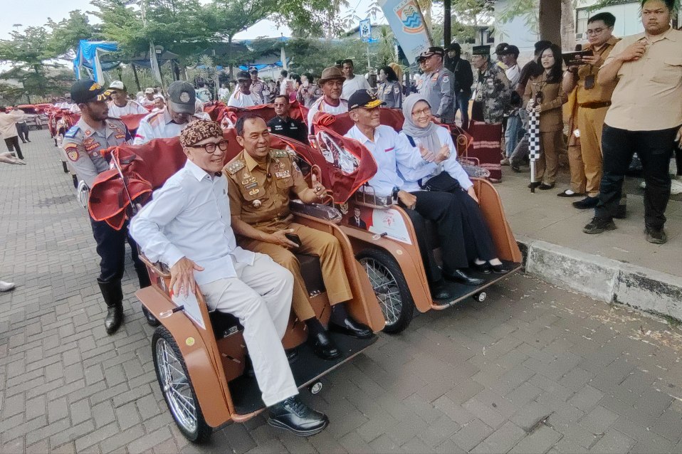 100 Tukang Becak Cimahi Terima Bantuan Becak Listrik Untuk Dongkrak Ekonomi
