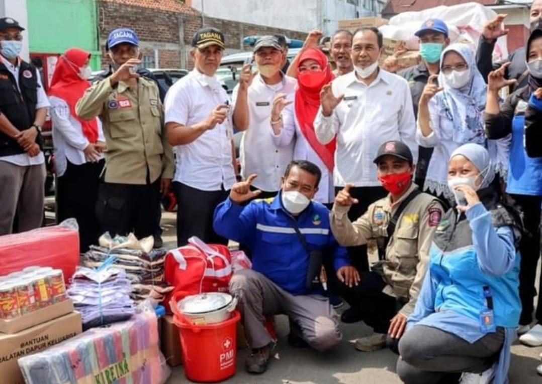 Ngatiyana Serahkan Bantuan Untuk Korban Kebakaran Rumah Dinas TNI Di Baros