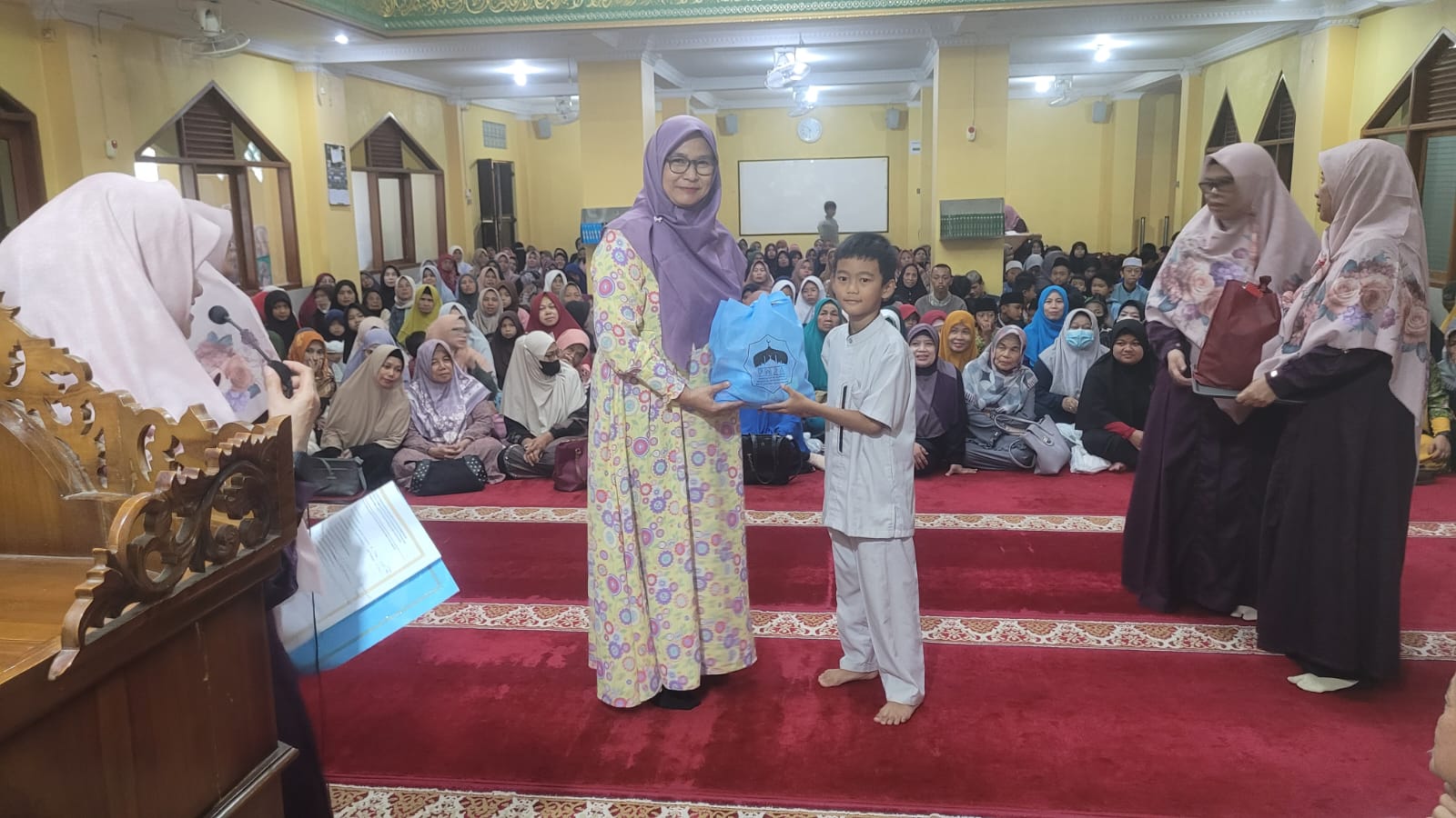 Santunan Yatim dan Dhuafa di Masjid Al-Mukarromah, Wujud Kepedulian Sosial Masyarakat Leuwigajah