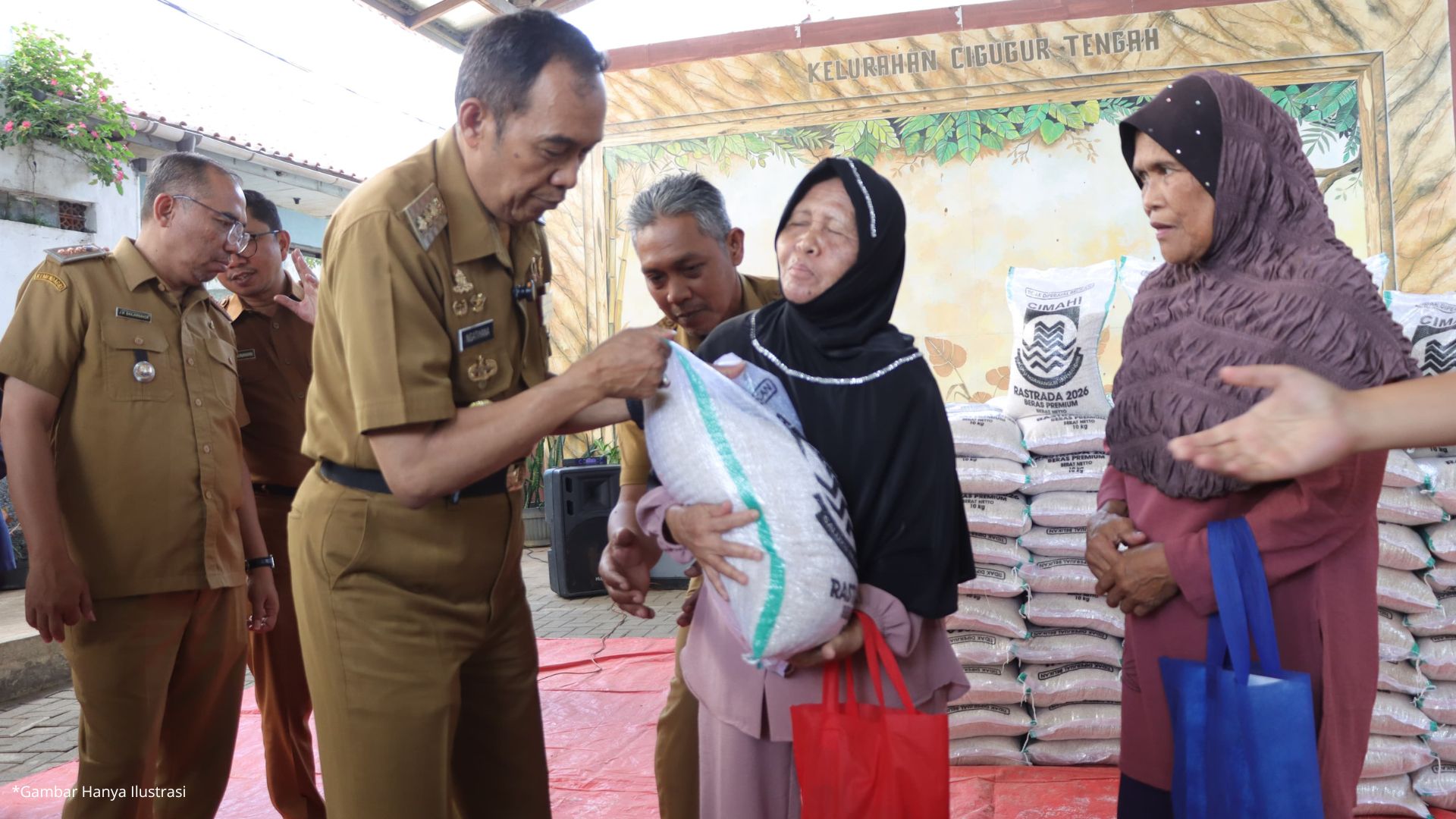Pemkot Cimahi Salurkan Bantuan Beras Gratis untuk Warga Kurang Mampu