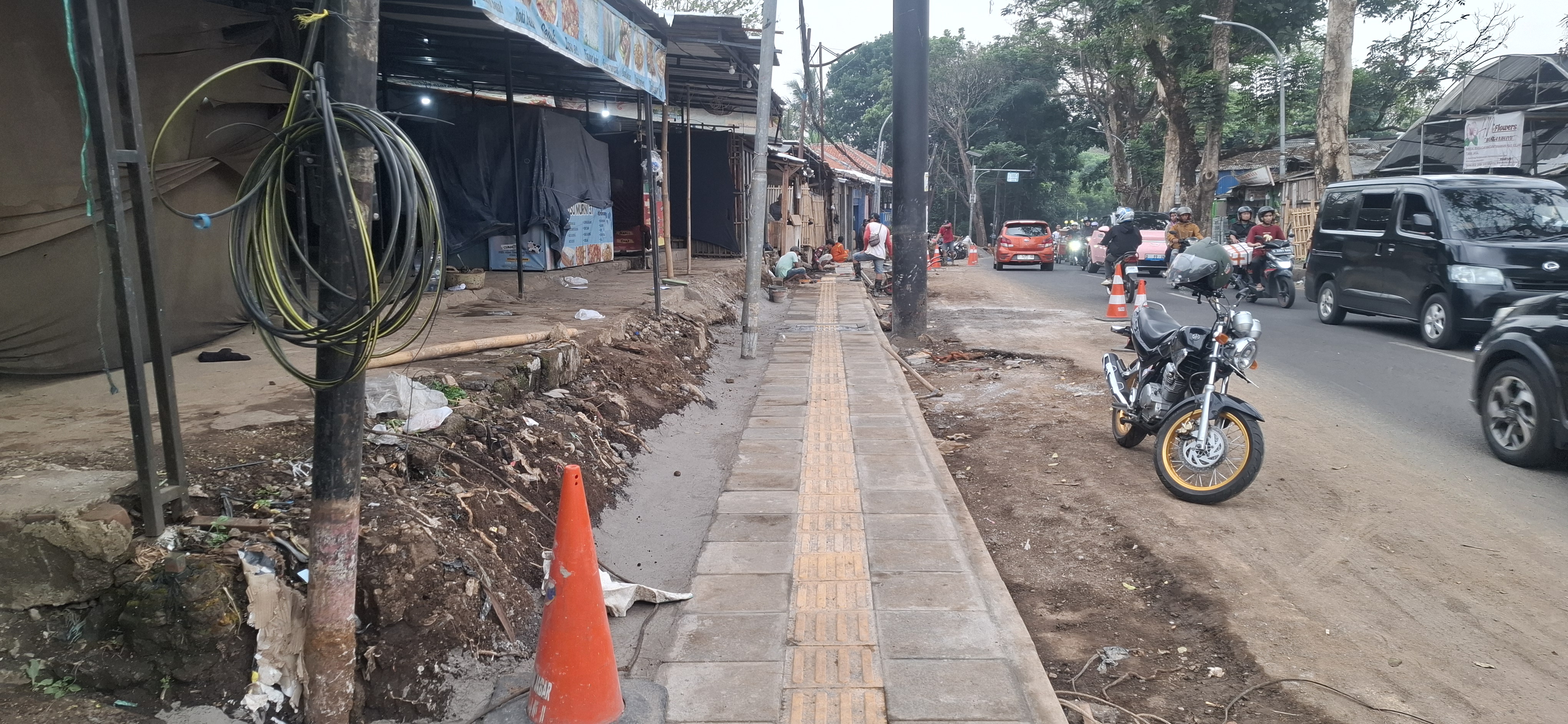 Perbaikan Drainase dan Trotoar Jalan Rd. Demang Hardjakusumah Segera Rampung