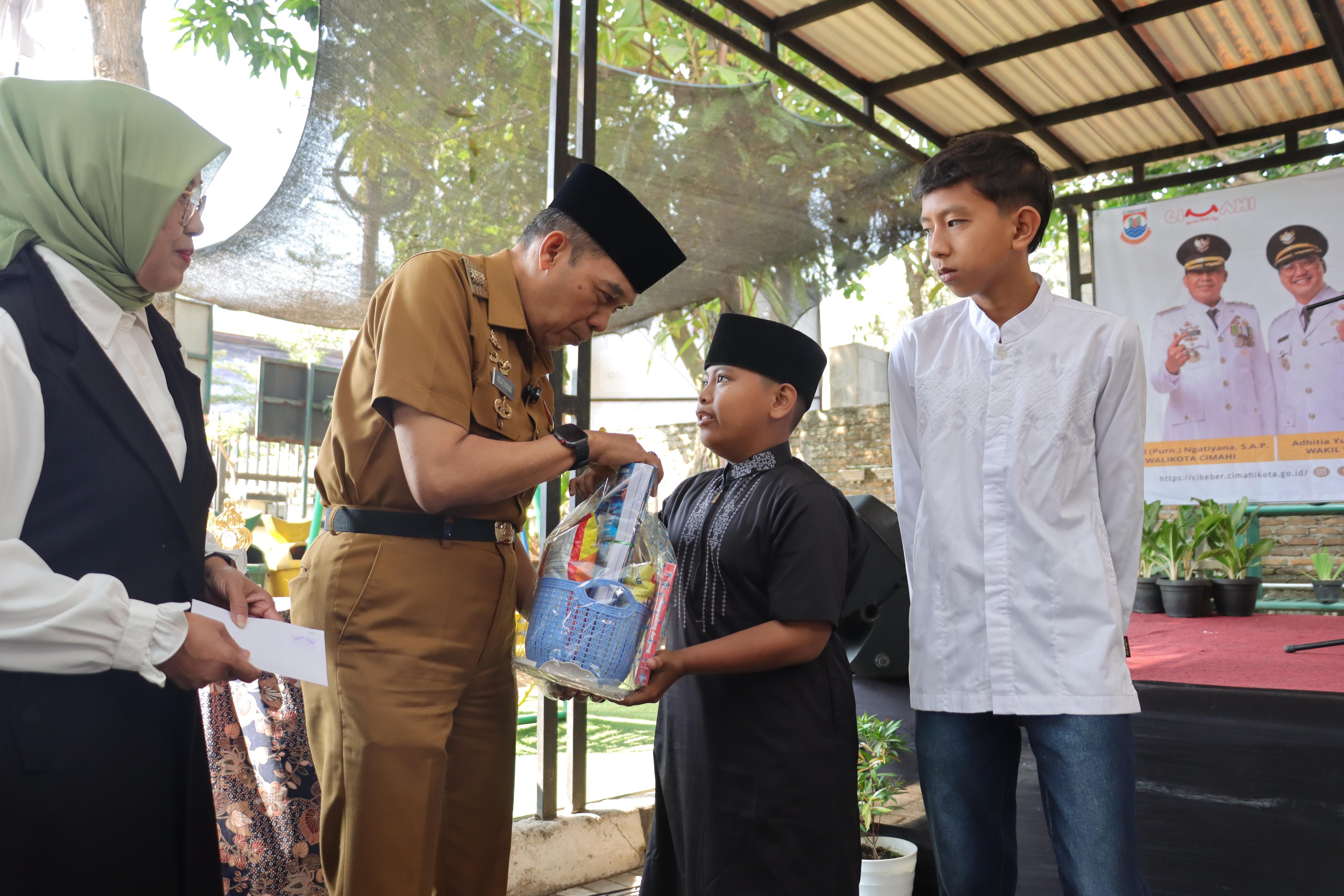 Dibuka Walikota Cimahi, Pengajian Khairunnisa Cibeber Diwarnai Santunan Anak Yatim Hingga Layanan Kependudukan dan Pemeriksaan Kesehatan Gratis