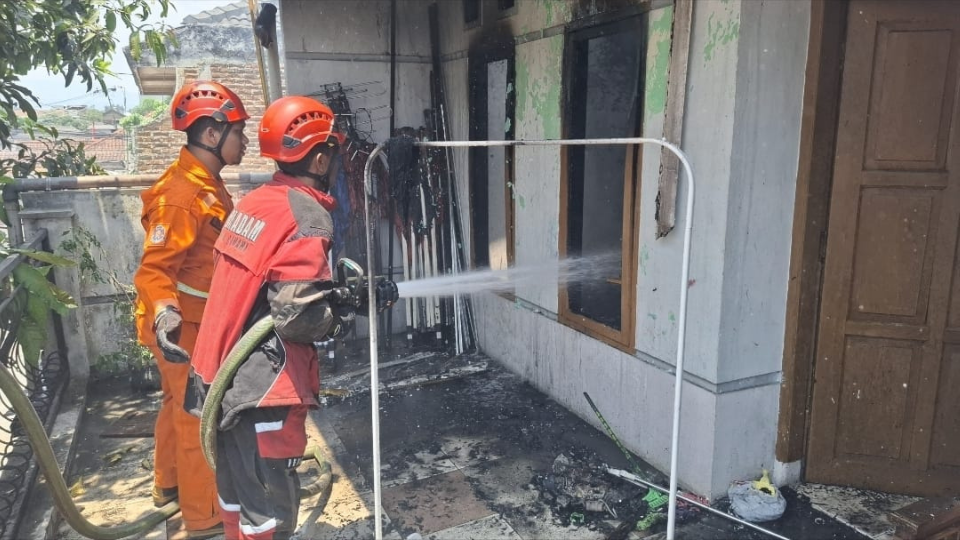 Damkar Kota Cimahi Bergerak Cepat Tangani Kebakaran Rumah di Margaasih, Kerugian Capai Rp60 Juta