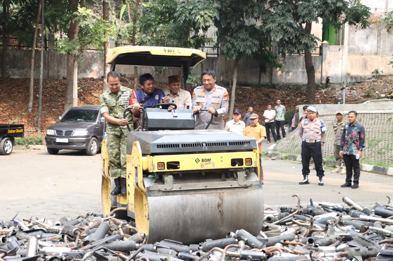 Cimahi Musnahkan 133 Kg Tembakau Sintetis, 11 Ribu Botol Miras dan Ribuan Knalpot Brong
