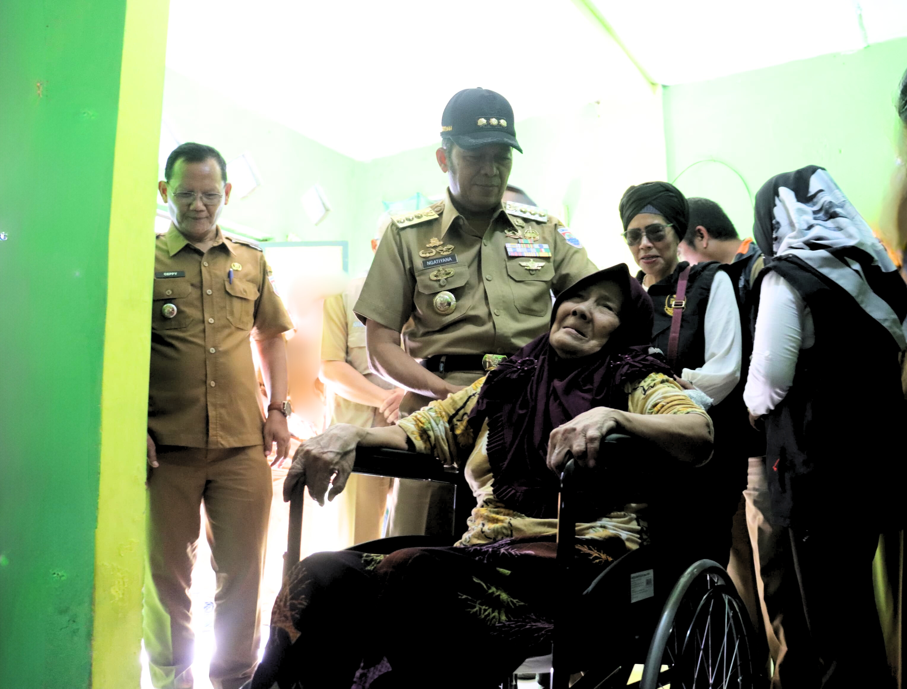 Kursi Roda untuk Ibu Cucu, Bukti Pemerintah Hadir untuk Rakyat