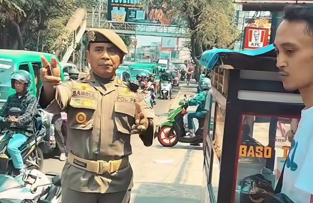 Satpol PP-Damkar Kota Cimahi Tata PKL di Kawasan Rumah Sakit Lewat Pendekatan Humanis