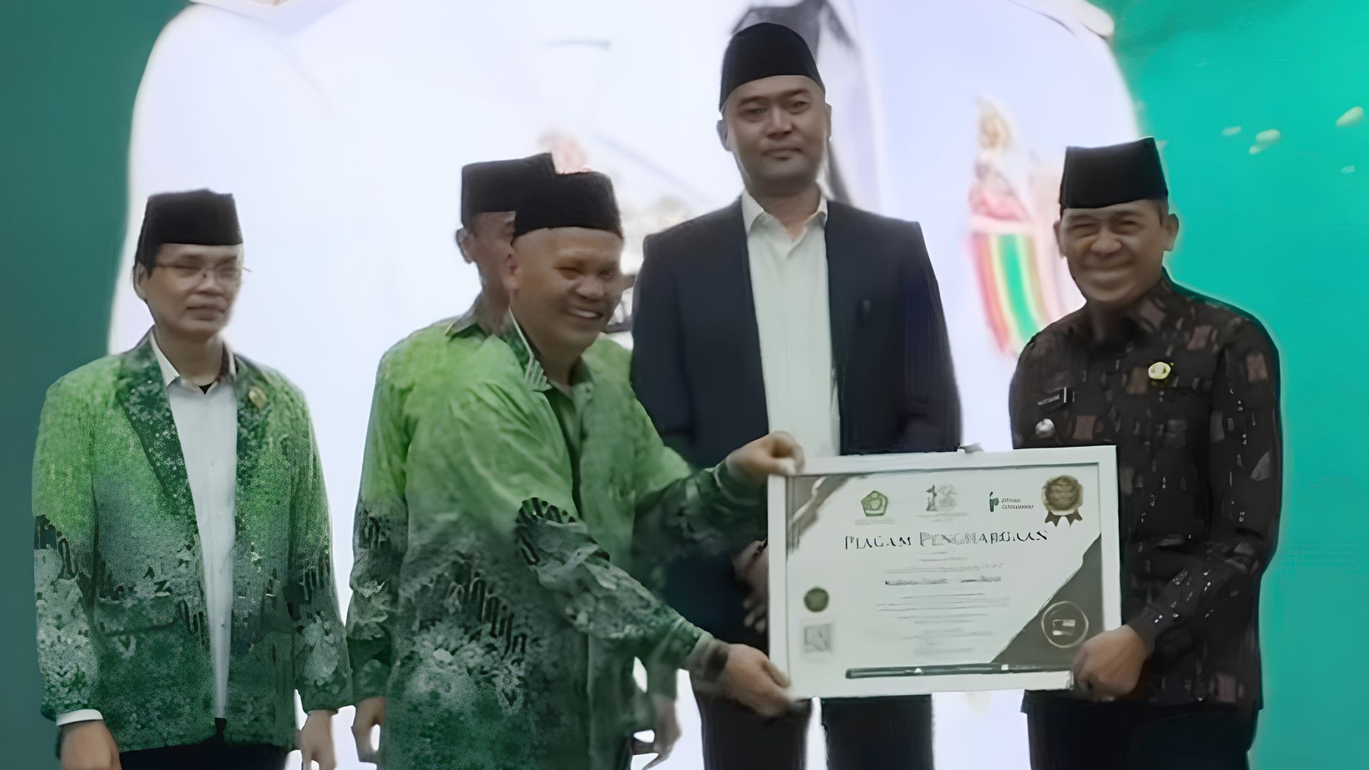 Komitmen Majukan Pendidikan Madrasah, Wali Kota Cimahi Ngatiyana Raih PGM Award 2026