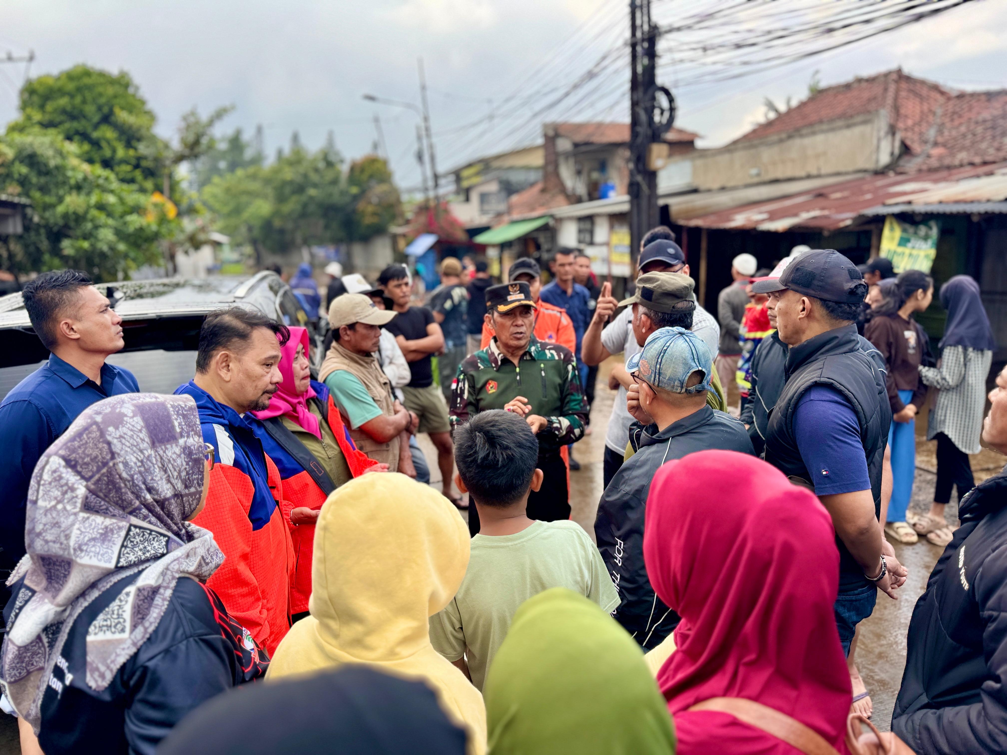 Pastikan Warga Aman, Pemkot Cimahi Turun Langsung Tangani Banjir di Kelurahan Utama