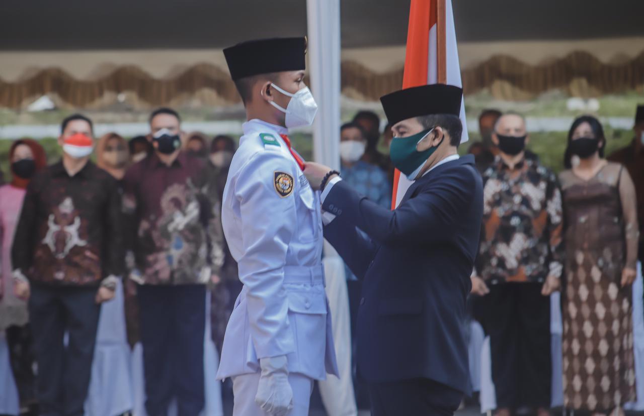 Plt. Walikota Cimahi Kukuhkan 36 Siswa SMA SMK Sedejarat Sebagai Paskibraka Kota Cimahi Tahun 2021