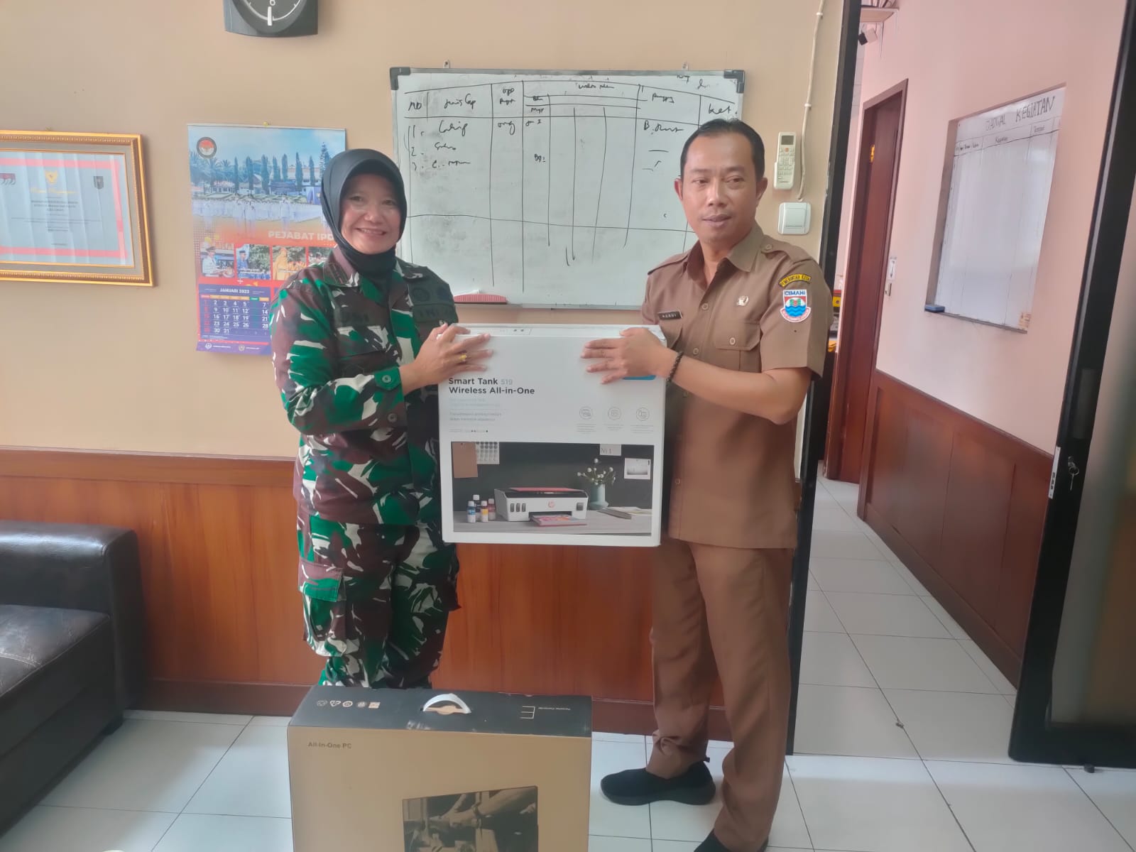 Kesbangpol Kota Cimahi Berikan Seperangkat Komputer  Untuk Koramil Cimahi Utara