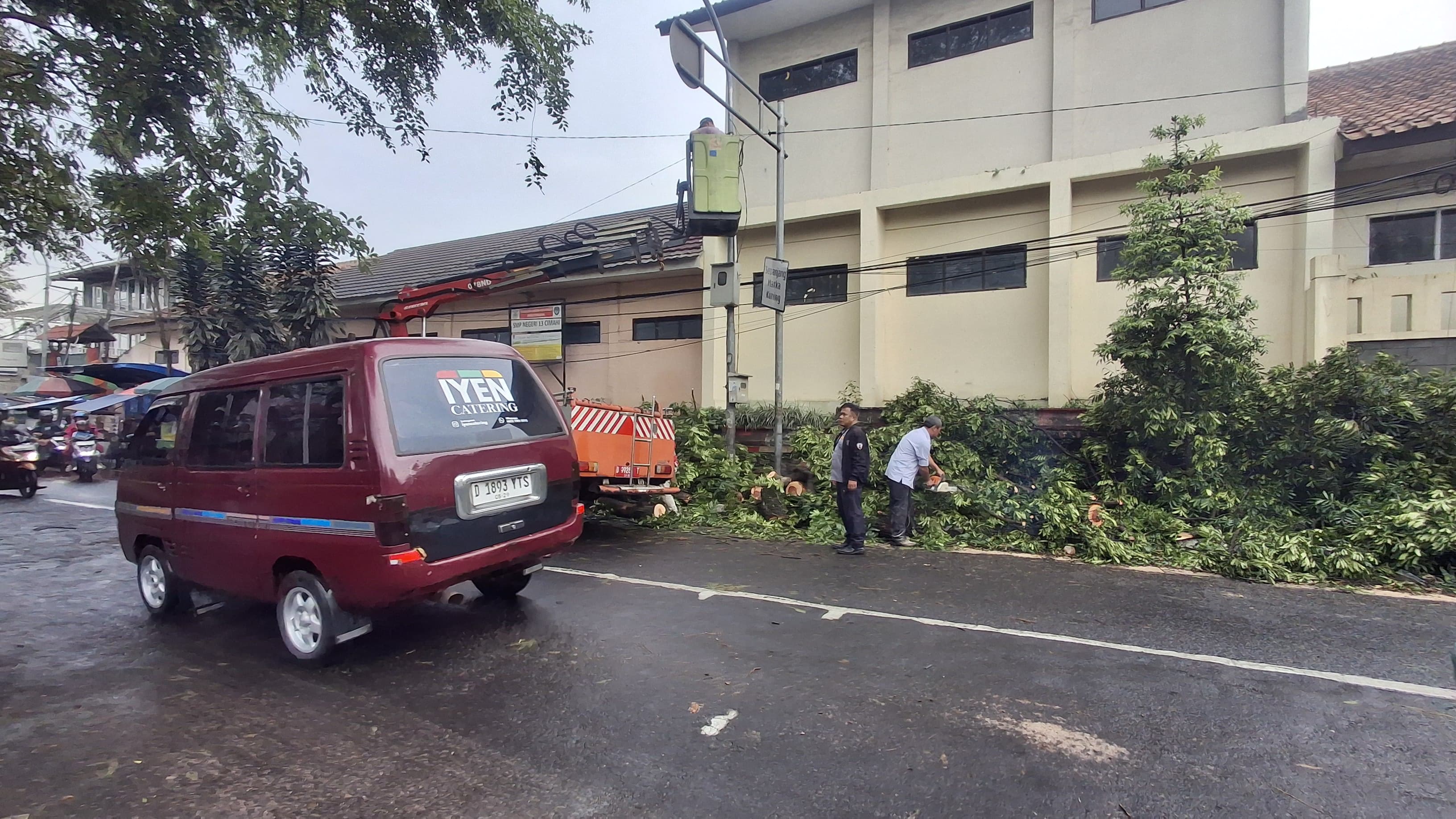 Gerak Cepat Pemkot Cimahi Tangani Pohon Tumbang dan Dampaknya