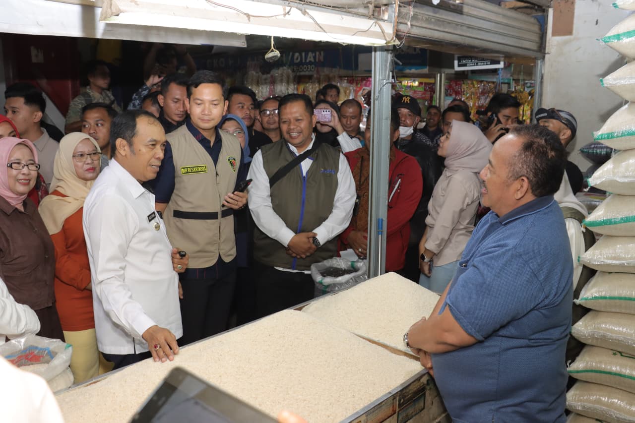 Wali Kota Cimahi Ngatiyana Bersama Satgas Saber Pelanggaran Harga, Keamanan dan Mutu Sidak Pasar di Kota Cimahi