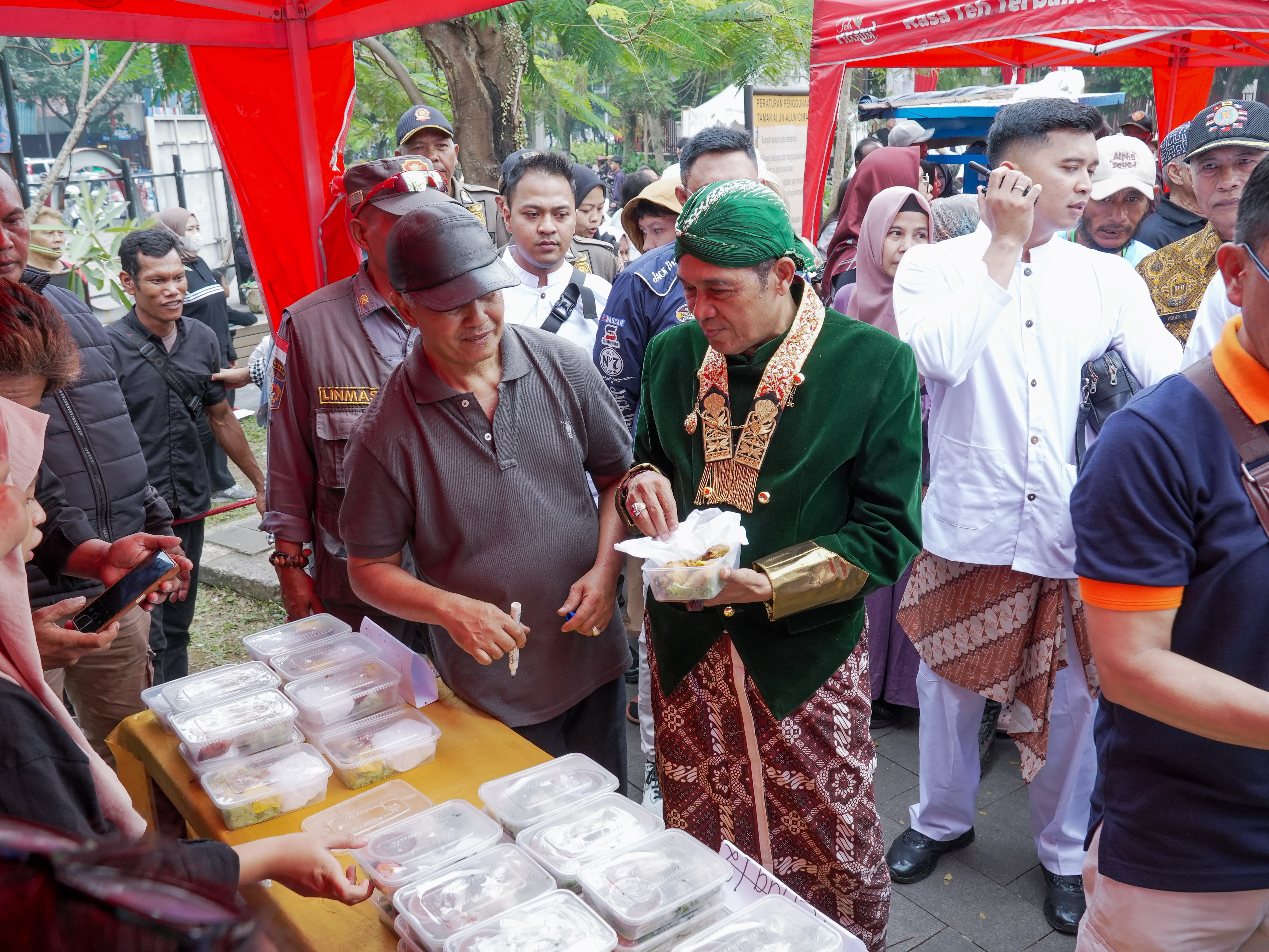 Ratusan Warga Serbu Stan UMKM Gratis di Pesta Rakyat HUT ke-25 Kota Cimahi