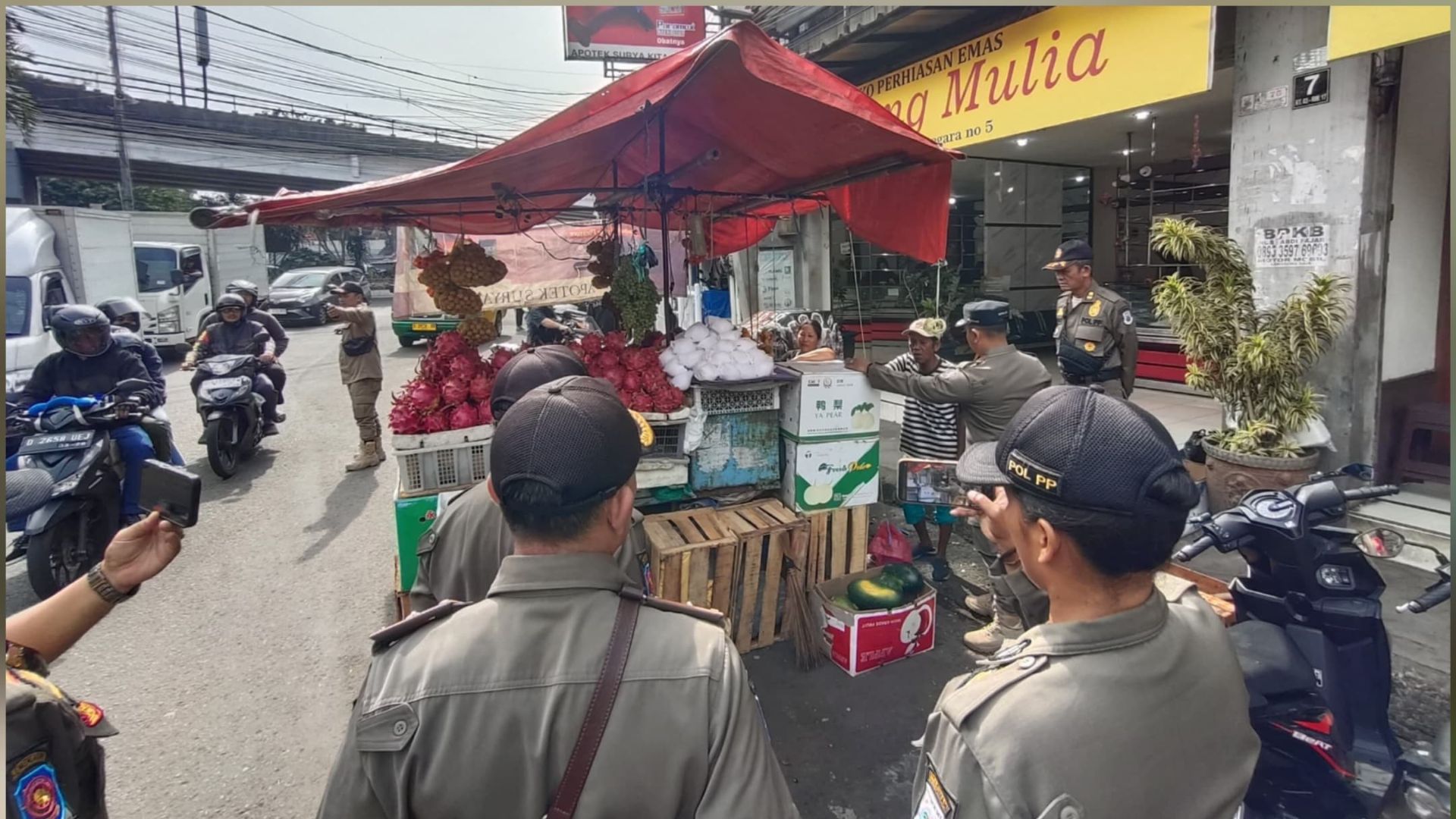 Satpol PP Kota Cimahi Tertibkan PKL Pelanggar Perda
