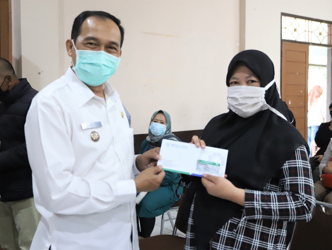 Plt. Wali Kota Serahkan Kartu Kepesertaan JKN-KIS Kategori Penerima Bantuan Iuran Dari APBD Kota Cimahi