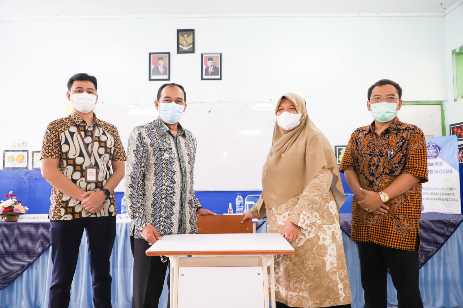 SMPN 14 Cimahi Terima Bantuan CSR Meja-Kursi Belajar