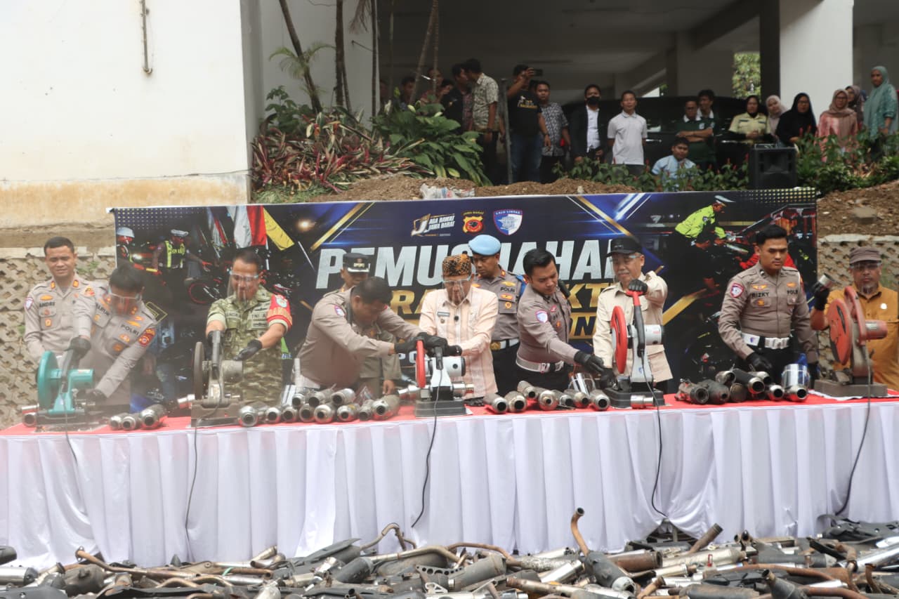Forkopimda Cimahi dan Bandung Barat Musnahkan Ribuan Miras, Narkotika, dan Knalpot Brong