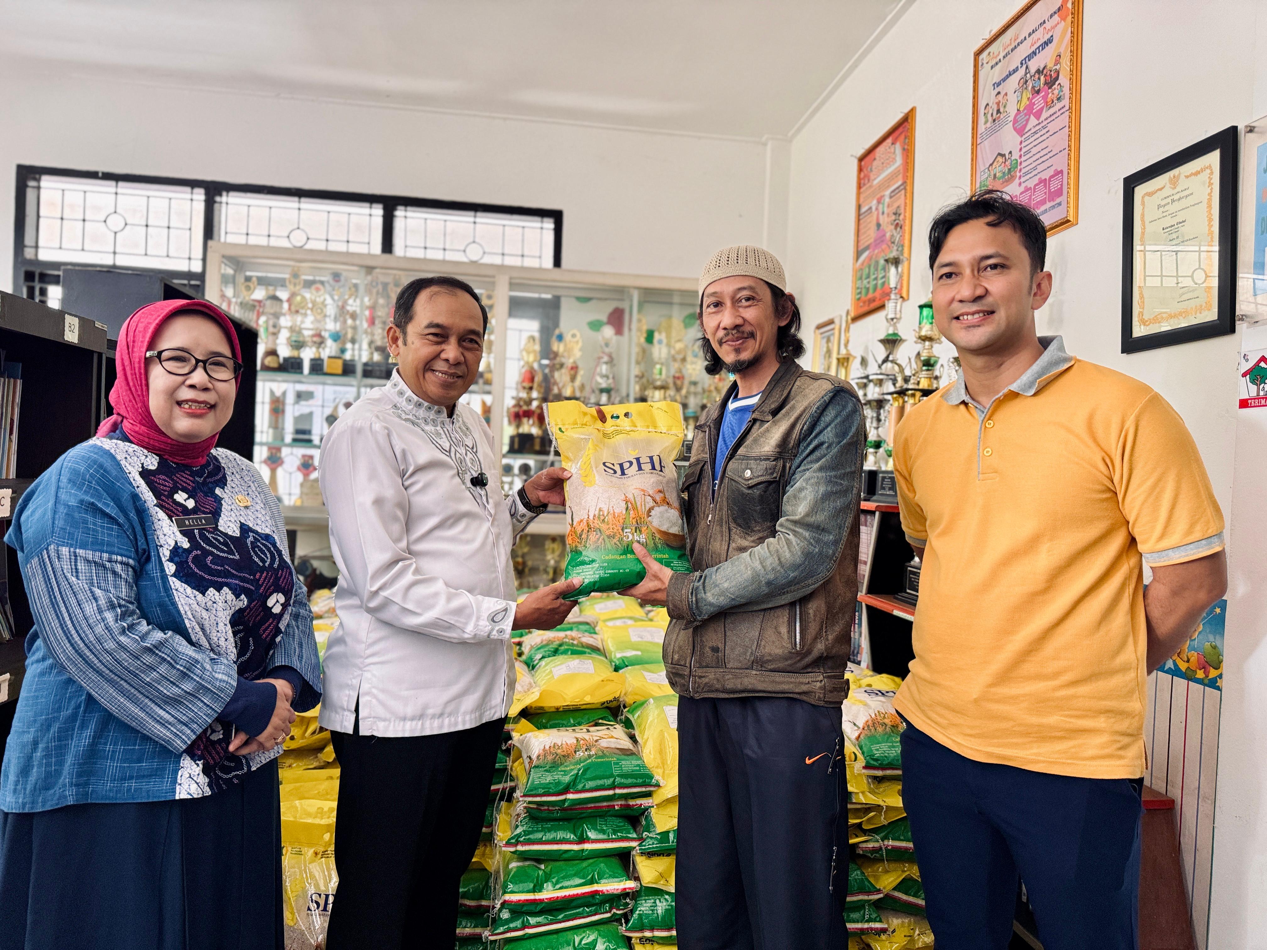 30 Ton Beras Didistribusikan untuk Meringankan Beban Pangan Rumah Tangga Masyarakat Cimahi