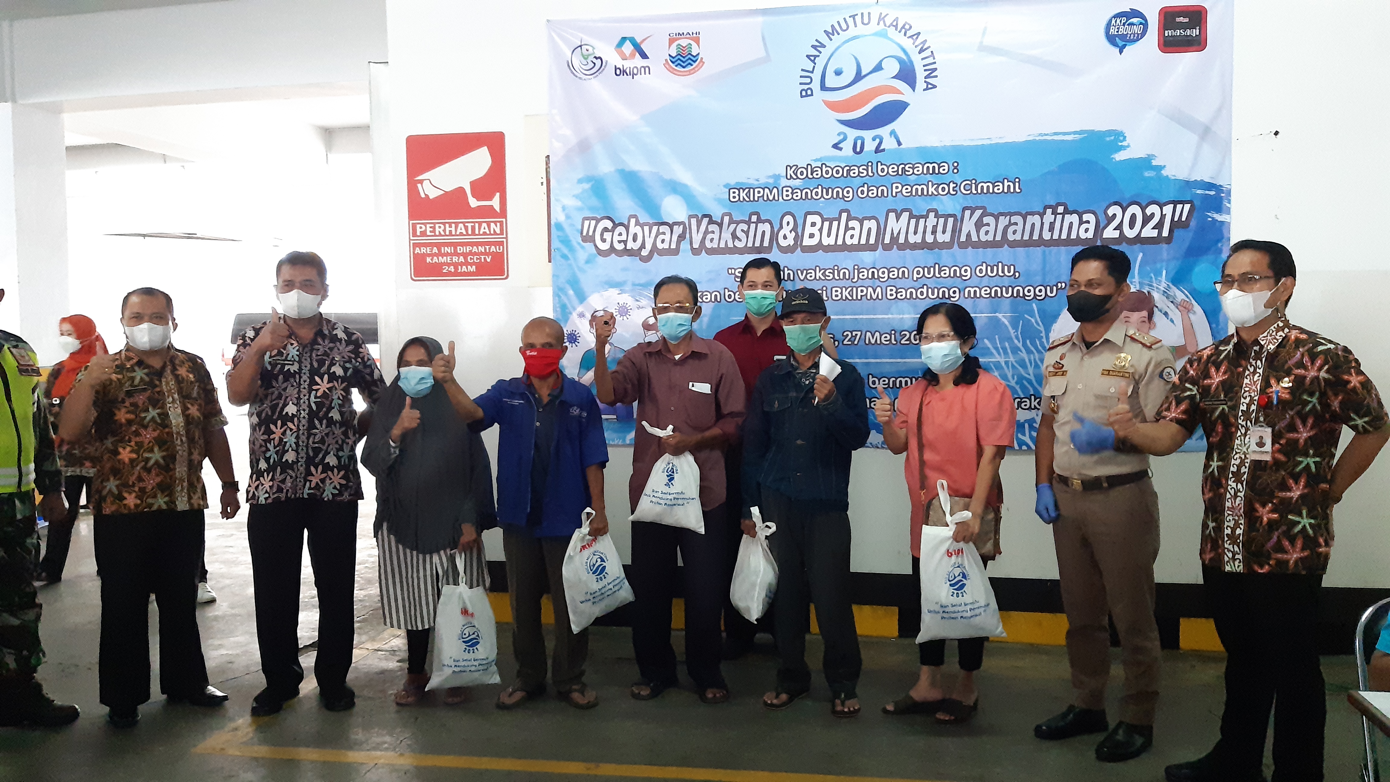 Bantuan Paket Ikan Bagi Warga Lansia Yang Divaksin Covid-19
