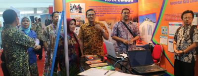 Walikota Cimahi Meninjau Stand Pameran Inovasi Pelayanan Publik