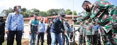 Pangdam III Siliwangi Menanam Pohon Baros di Cimenteng
