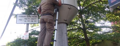 Satpol PP Cimahi Segel Tiang MCP Ilegal