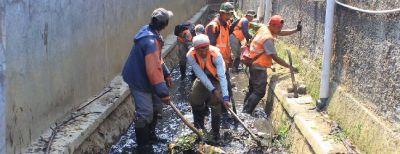Pembersihan Saluran Air Terus Dilakukan