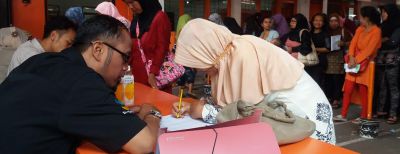 Warga Miskin Terima Bantuan PKH