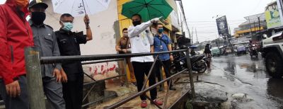 Wali Kota Cimahi Meninjau Banjir di Kawasan Cimindi