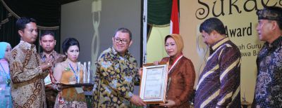 Wali Kota Raih Penghargaan Een Sukaesih Award 2016