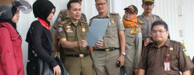 Satpol Kembali Segel 6 Minimarket