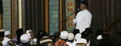 Gubernur Jabar Tarawih di Masjid Agung