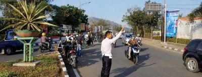 Dishub Kota Cimahi Tingkatkan Pengawasan Jam Larangan Perlintasan Angkutan Barang Pada Jam Sibuk di Jembatan Leuwigajah