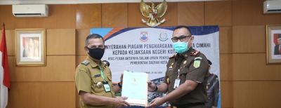 Wali Kota Cimahi Serahkan Piagam Penghargaan Kepada KEJARI Kota Cimahi