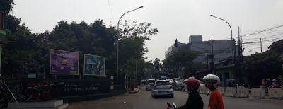 Dinas Lingkungan Hidup Kota Cimahi Tanam Pohon Pengganti bagi Pohon Yang Terkena Dampak Pelebaran Jalan