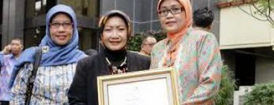 Atty Suharti Mendapatkan Penghargaan Bidang HAM