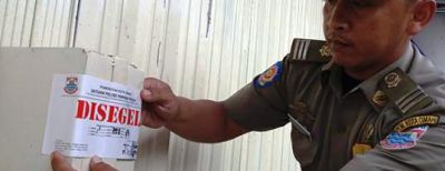 Satpol PP Tutup Paksa Minimarket