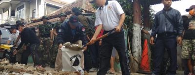 Sinergitas Pemkot Cimahi dengan Pusdikhub AD Bersihkan Parit