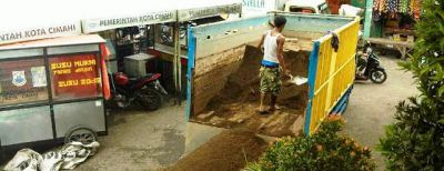 Pemkot Cimahi Salurkan Bantuan Material Bangunan Untuk Perbaikan Kios Terbakar Pasar Cimindi