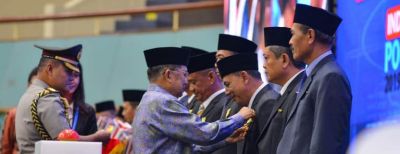 Walikota Cimahi Terima Tanda Kehormatan Satyalancana Karya Bhakti Praja Nugraha