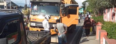 Dishub Kota Cimahi Pasang Stiker Trayek dan Nomor Lambung Pada Angkot Resmi