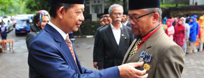 PNS Menerima Satyalancana Karya Satya Atas Kesetiaan Menjalankan Tugas