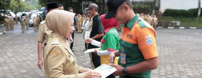 Walikota Cimahi Serahkan Kartu BPJS Kepada THL